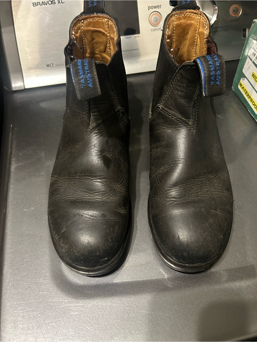 Blundstone Women’s Black Chelsea Pull-On Leather Boots
